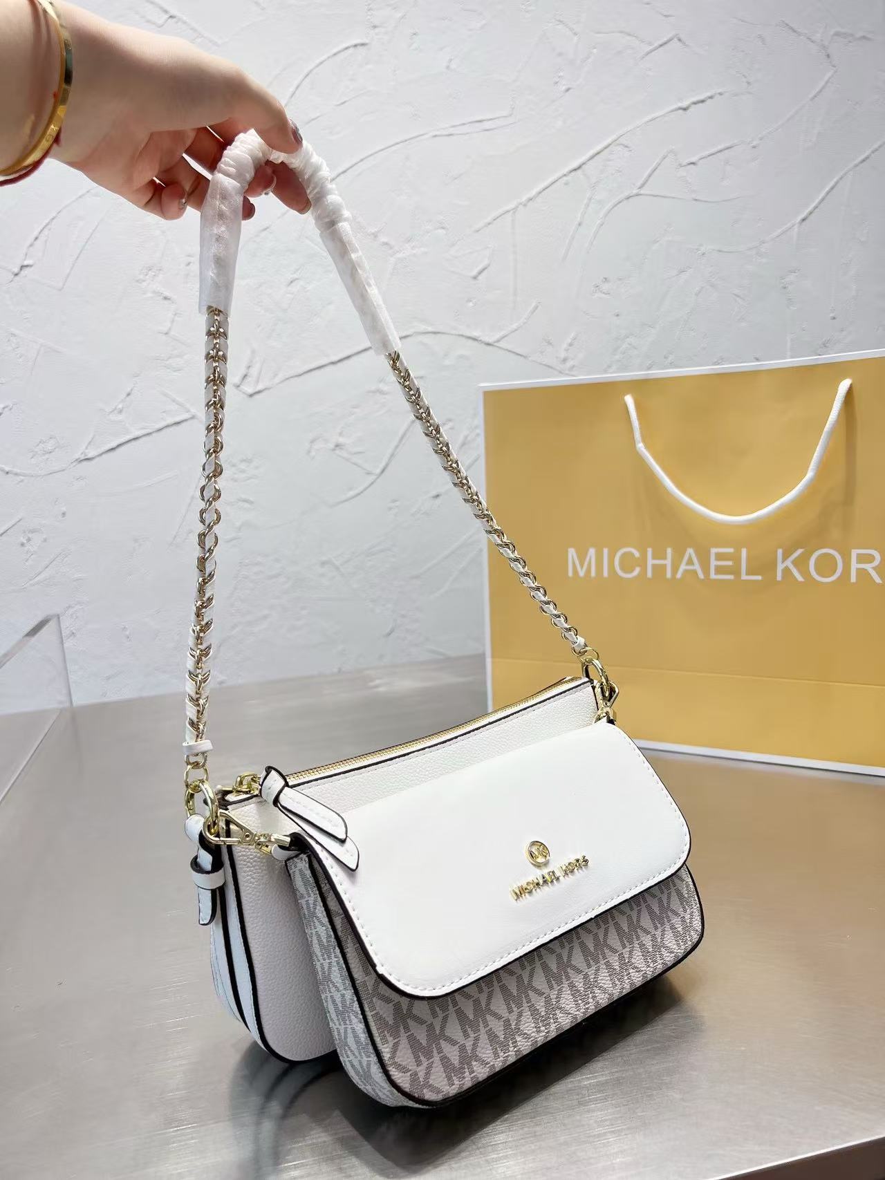 Women'S Bags Of Michael Kors - Tas bahu dan selempang wanita Michael